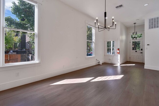 Building Photo - Fully Updated 2BR/2BA Victorian with Priva...