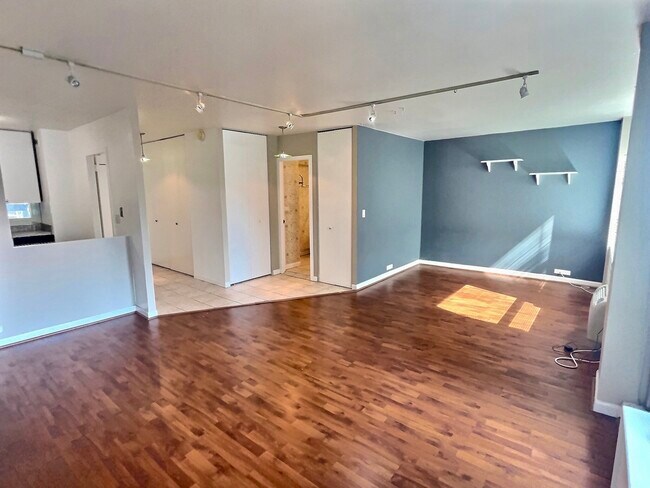 Building Photo - 1255 N Sandburg Terrace