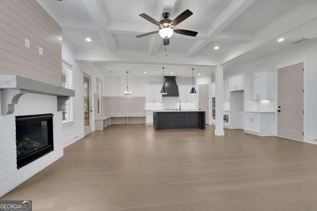 Building Photo - 6181 Shoreland Cir