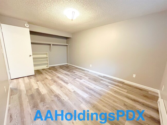 Building Photo - 2312 NE Lombard St