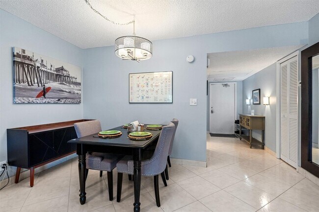 Building Photo - 3151 S Palm Aire Dr