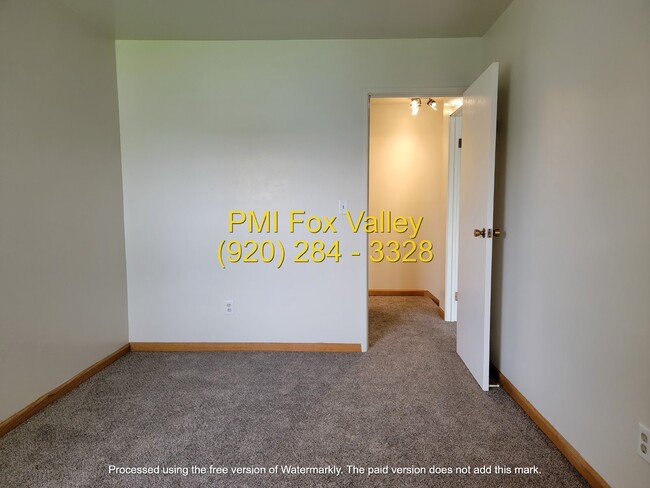Building Photo - Newly Refurbished 2-Bed, 1.5-Bath Condo Oshkosh