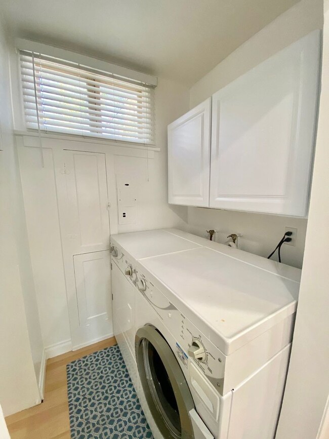 Building Photo - 2Br+ 1Br Is Garage Converted/1Ba Cozy Mode...