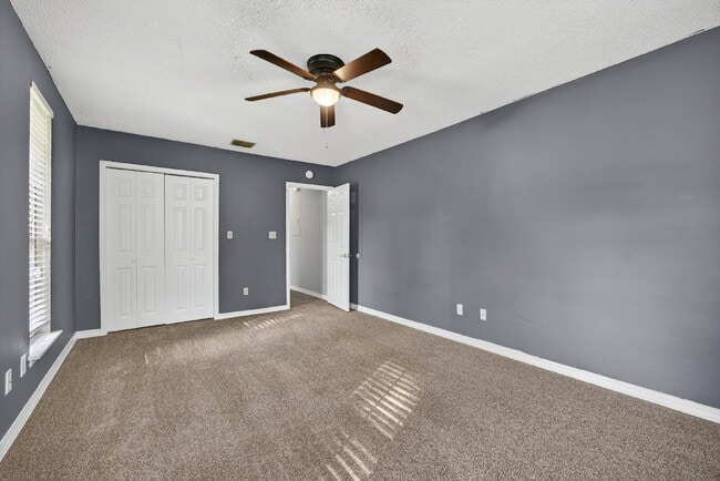 Building Photo - Spacious 3BR Home with Fireplace, Garage & Private Yard