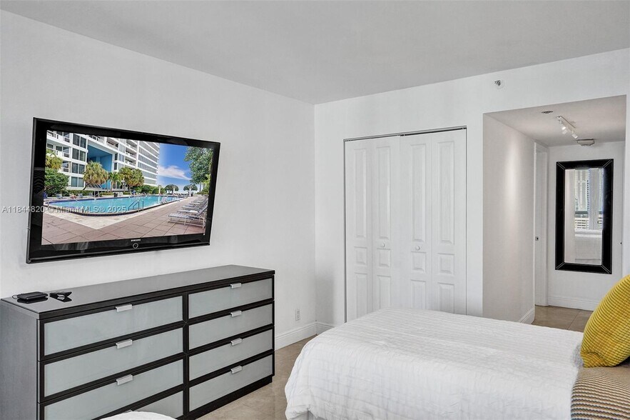 Building Photo - 1717 N Bayshore Dr