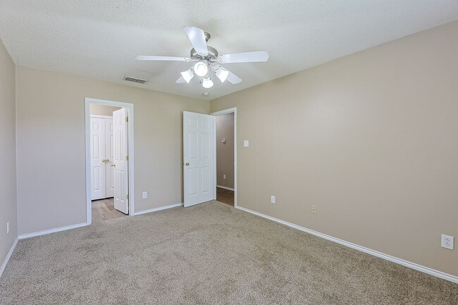 Building Photo - Don't miss this 2 Bedroom Duplex