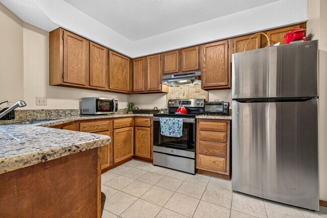 Building Photo - Coastal Living Just Minutes from Kiawah and Seabrook