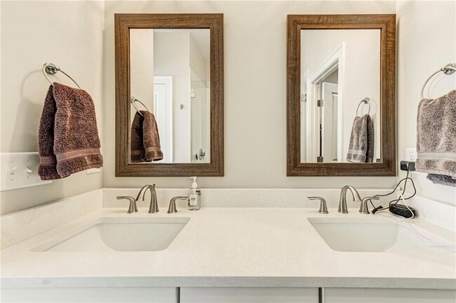 Building Photo - 4321 Parkside Pl