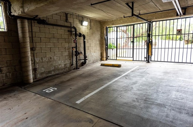 Building Photo - Huge 2 bed 2 bath condo.  2 balconies peek a boo ocean views