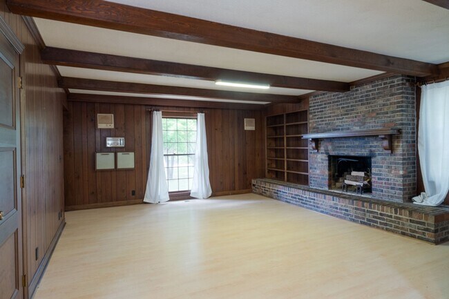 Building Photo - Single Family Home on almost an acre, 4 be...