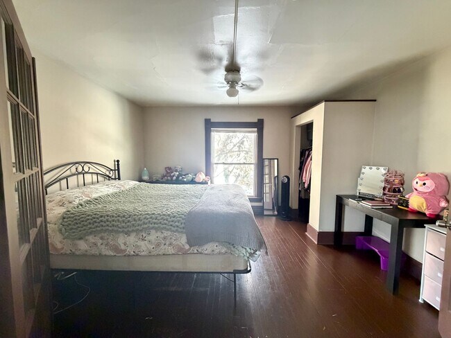 Building Photo - Spacious Three Bedroom Single Family near John Ball Zoo!