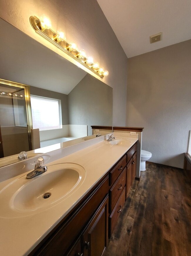 Building Photo - (3) Bed/(2) Bath + Study/Office in NW Norman! Storm Shelter! Neighborhood Pool!