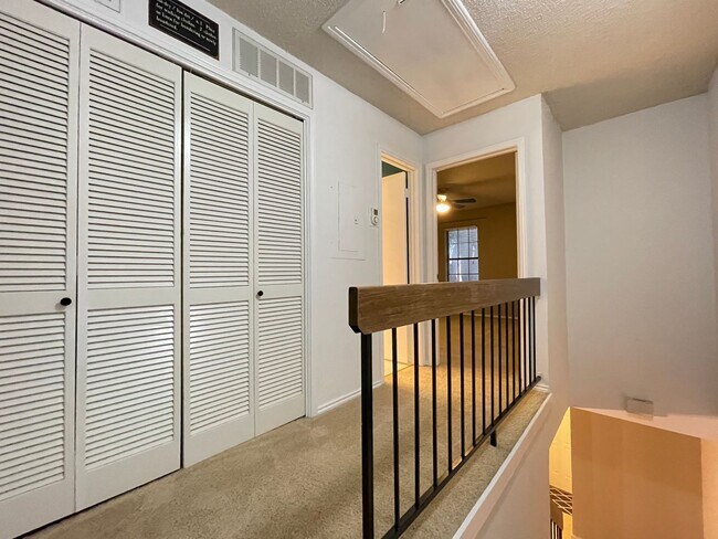 Building Photo - Cozy Townhome Minutes to the Chisholm Trai...