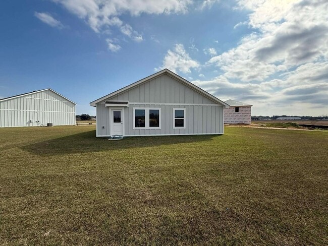 Building Photo - Four Bedroom/Two Bath - Summerdale
