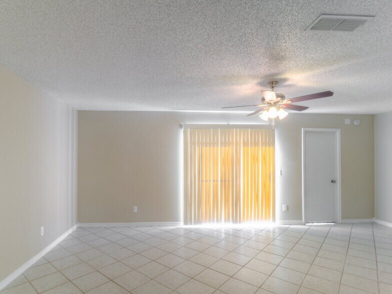 Building Photo - 1723 Ashwood Cir