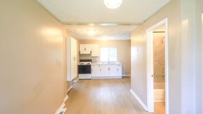 Building Photo - 3 bedroom 2 bathroom Available in Lorain!