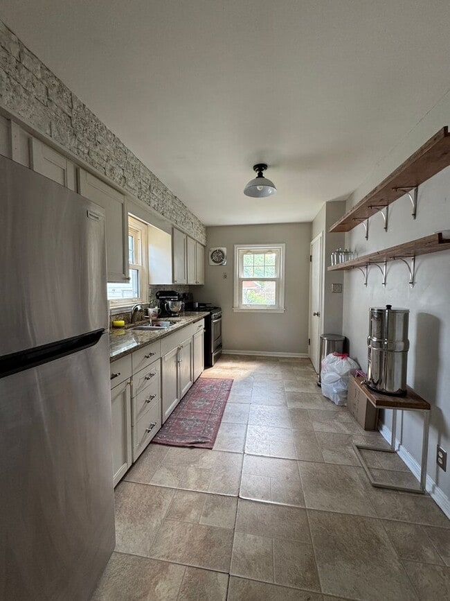 Building Photo - Adorable 3 Bedroom Home Near Lincoln Park!