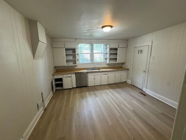 Building Photo - LEASING