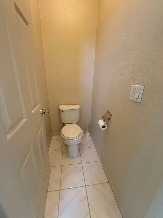 Building Photo - Nice Home with great floorplan