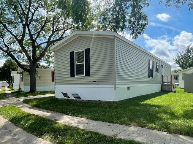 Building Photo - 15862 Villaire Ave