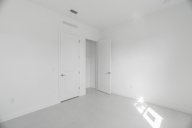 Building Photo - 13885 SE Riversway St