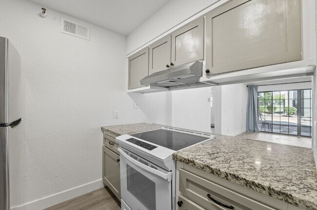 Building Photo - Stunning 2-bedroom, 2-bathroom home in the...