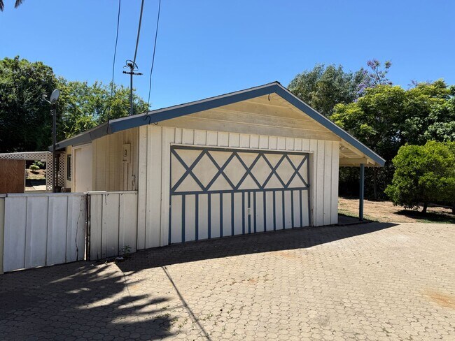 Building Photo - Large Ranch-Style Home in Vista