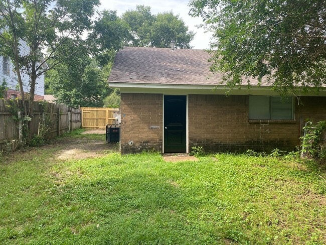 Building Photo - A Joyful 3-Bed Duplex Home!