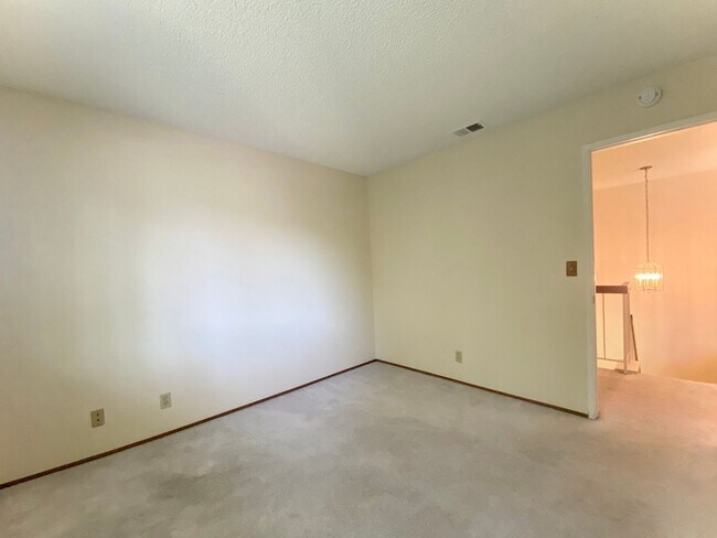 Building Photo - Spacious 4-bedroom home with Bonus Loft located in Union City! – Beautiful Backyard!