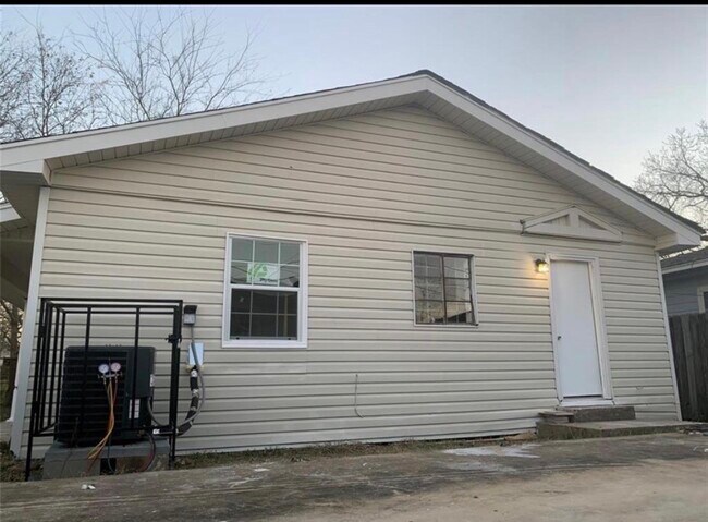 Building Photo - 324 Delaware St