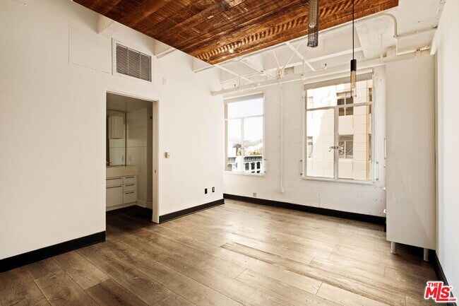 Building Photo - 6253 Hollywood Blvd