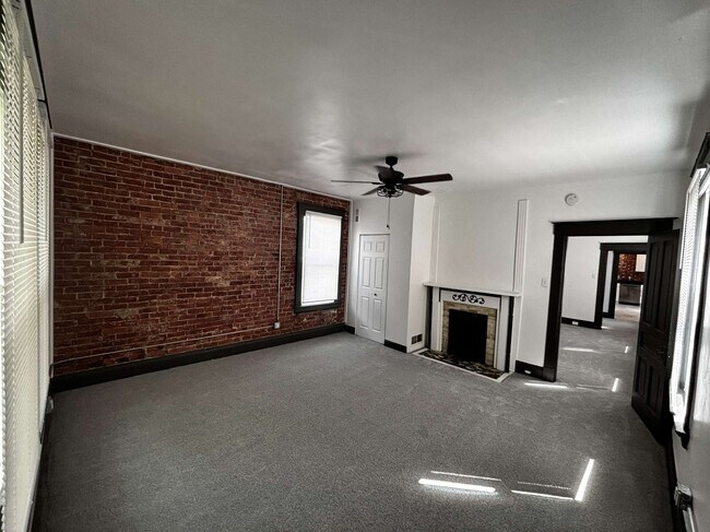 Building Photo - 2123 Monmouth St