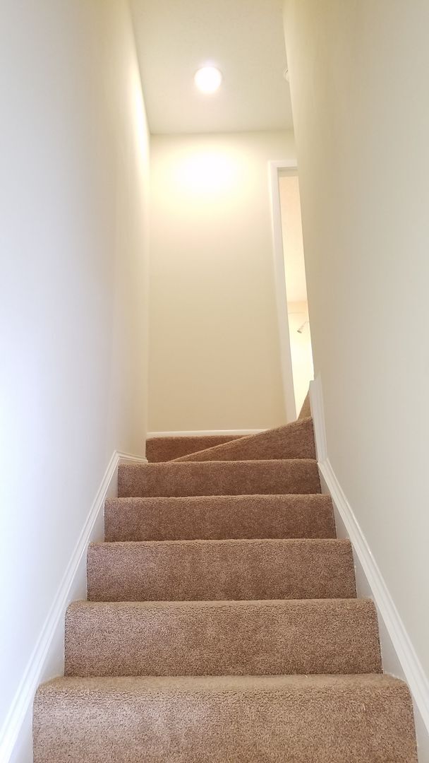 Building Photo - Renovated townhouse in established Frederi...