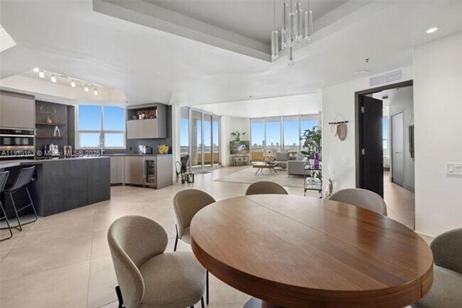 Building Photo - 808 Brickell Key Dr