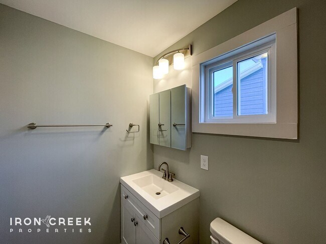 Building Photo - Beautiful, Brand-New Compact Cottage in So...