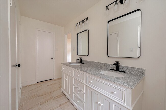 Building Photo - 934 Goldfinch Ave