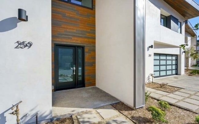 Building Photo - Stunning 3bed 2.5 Bath Terraza home