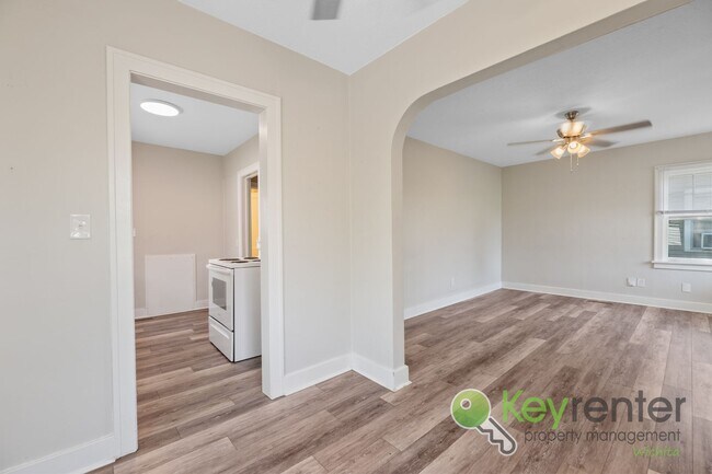 Building Photo - 3 Bed 1 Bath In Quiet Neighborhood