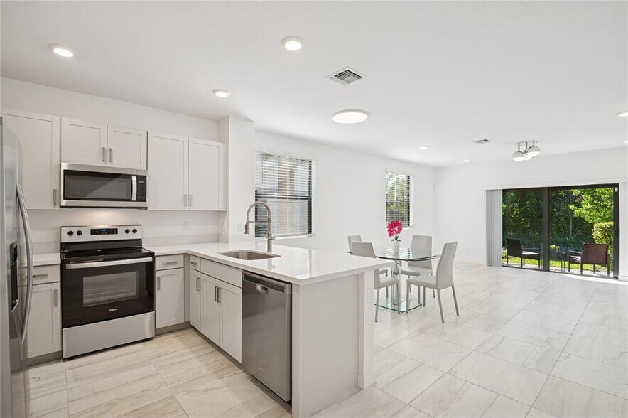 Building Photo - 180 SE 5th Ct