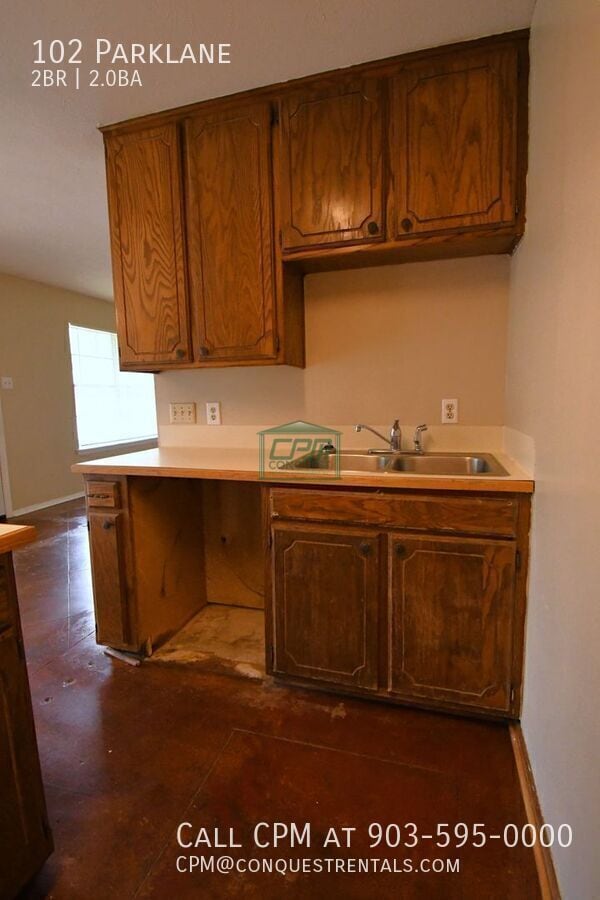 Building Photo - 102 Parklane-