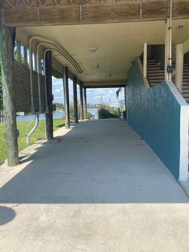 Building Photo - 200 Lakeview Dr