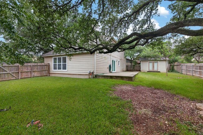 Building Photo - 1202 Knollpark Cir