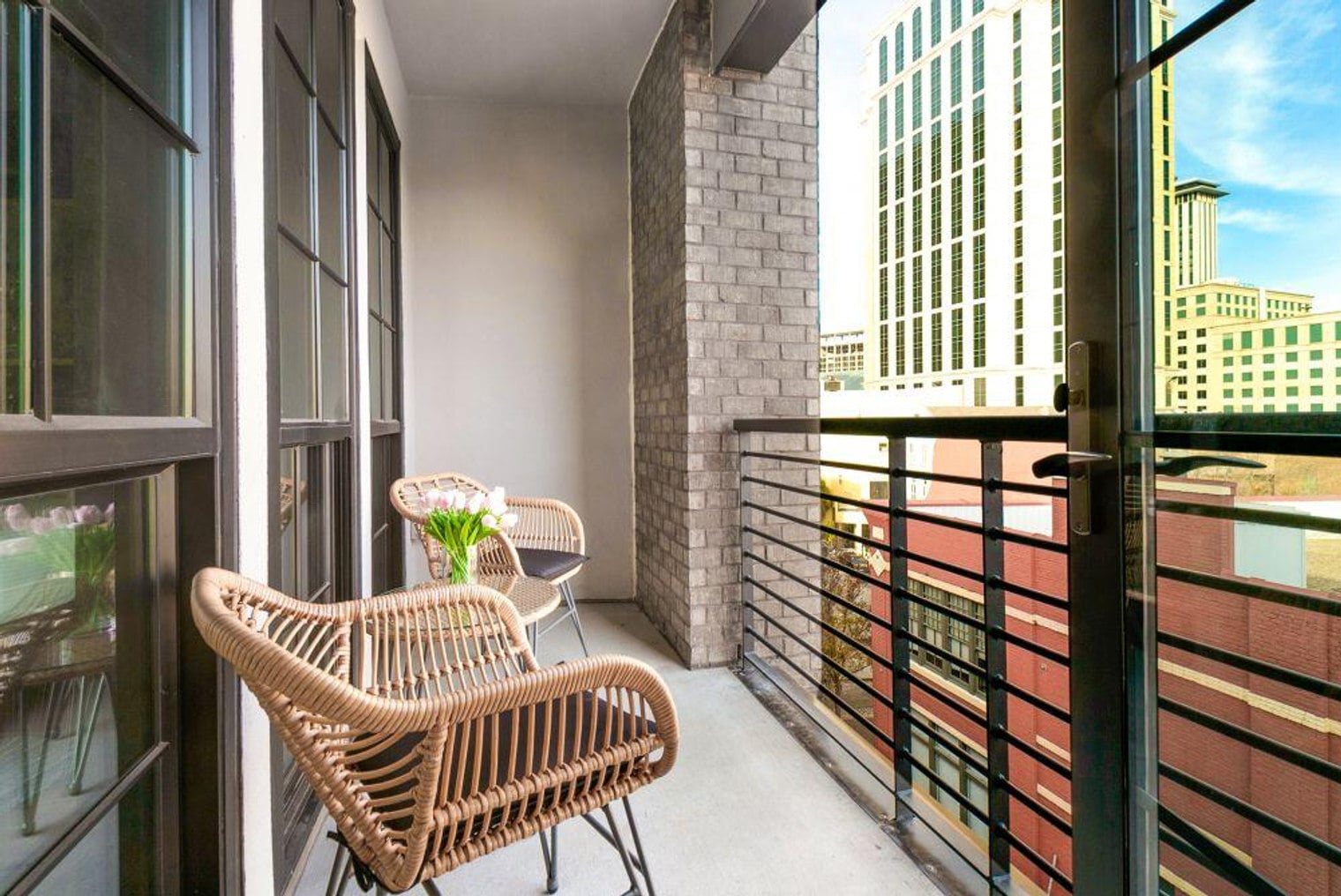 Building Photo - 611 Commerce St