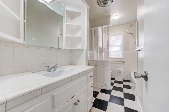 Building Photo - 5000 N Linn Ave