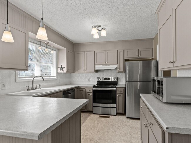 Building Photo - Large lot and close to town.