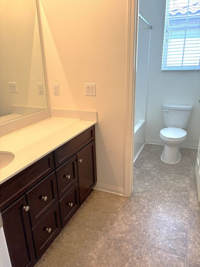 Building Photo - Beautiful 3-Bedroom, 2.5 bath in the  Glen...