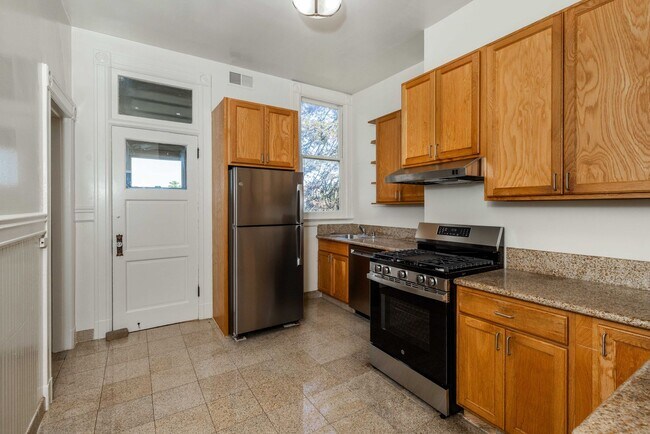 Building Photo - LARGE Full Floor 4BR/2BA. In-Unit Laundry, New Stainless Appliances!