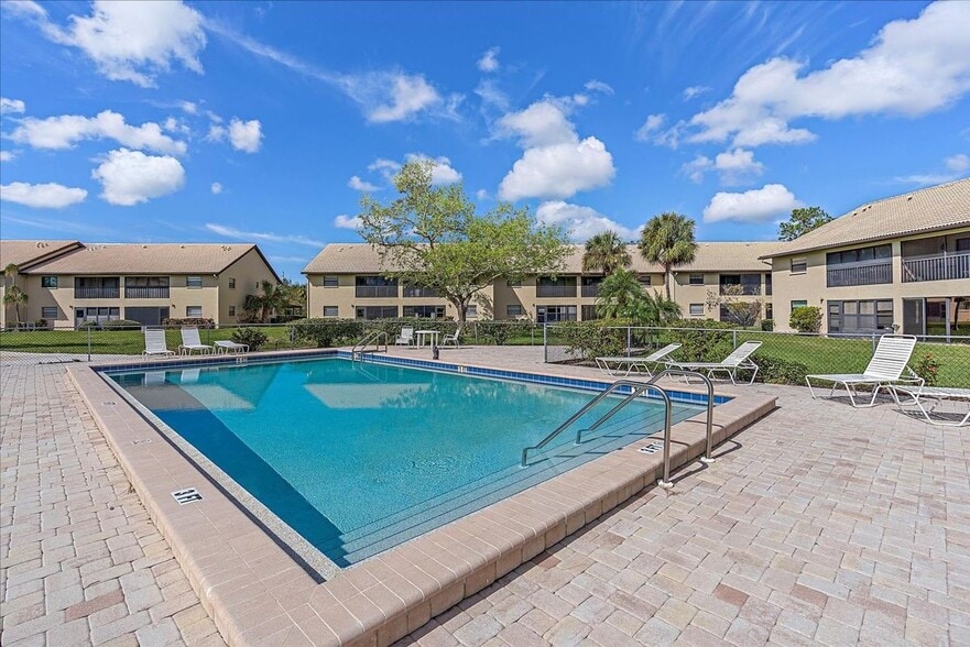 Building Photo - 320 Mission Trail N