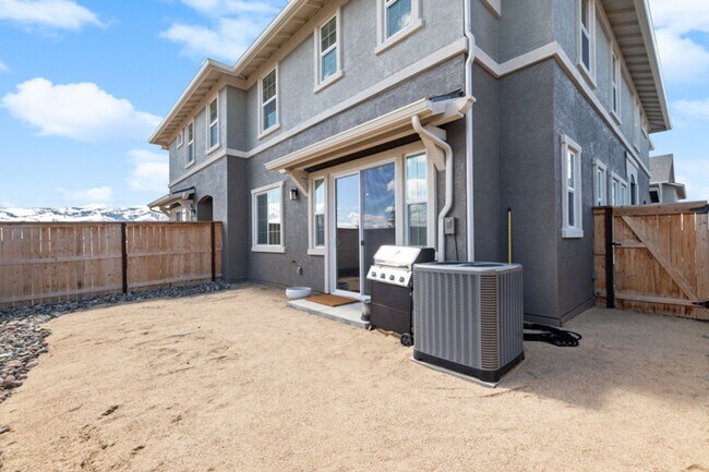 Building Photo - Beuatiful Townhome in Northwest Reno!