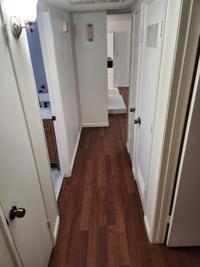 Building Photo - 539 W Parlier Ave